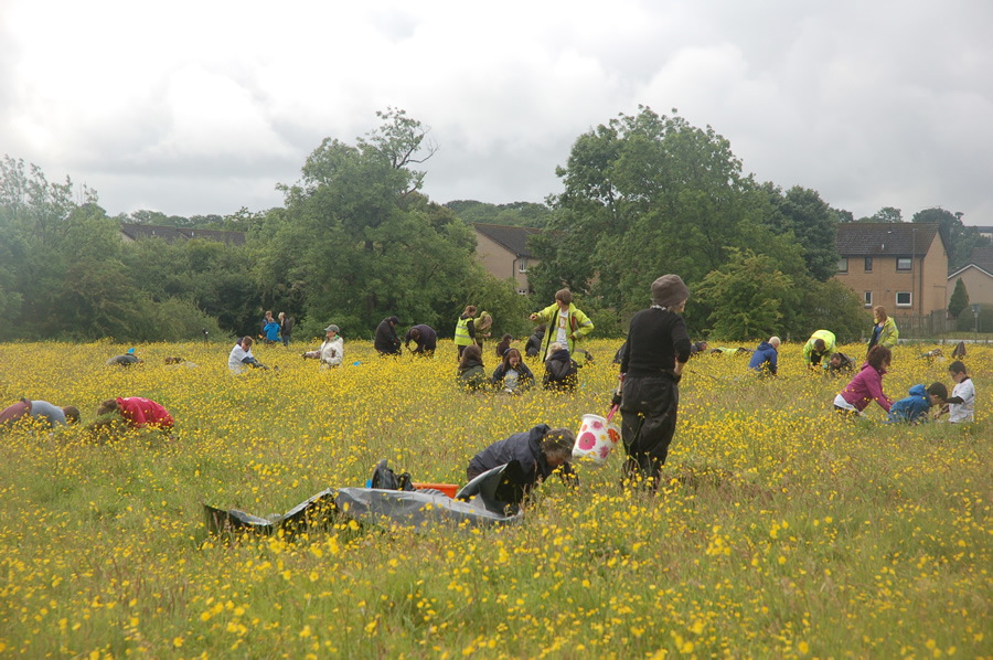 Volunteers in action on the Bannockburn Big Dig