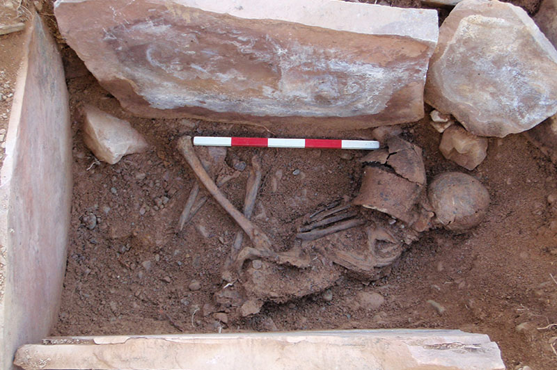 Inhumation and vessel in the cist