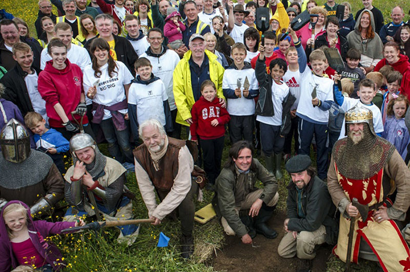 Neil, Tony, re-enactors, volunteers and GUARD Archaeologists at the Bannockburn Big Dig © Callum Bennets @ Maverick Photo Agency